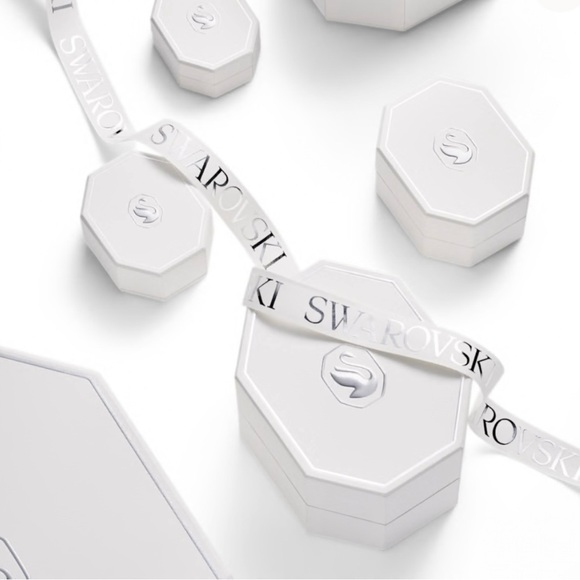 Swarovski Una Angelic Ring Halo Solitaire with Pave Crystals Size 7 - Picture 13 of 14